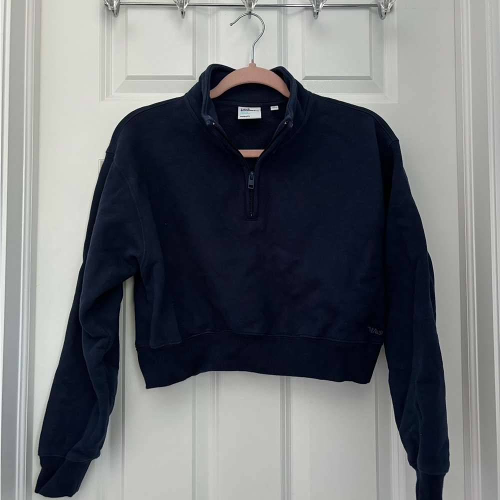 Medium, navy blue Aritzia TNA quarter zip, never worn, great condition! 🩵💎🫐